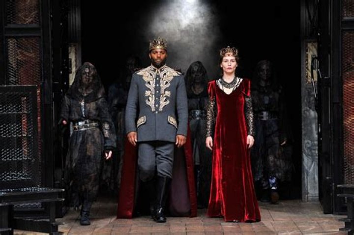 How does Lady Macbeth react to Macbeth's outburst at the banquet?