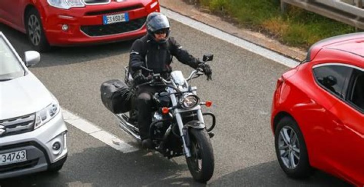Is it illegal for motorcycles to drive between cars UK?