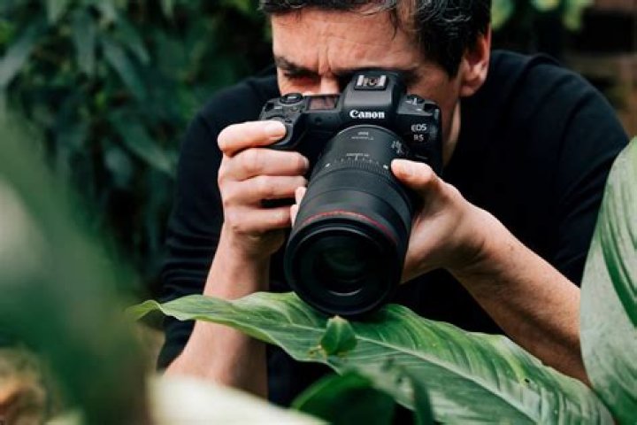 What is DSLR macro lens?