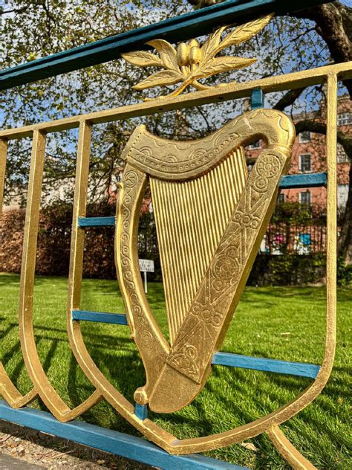 Why is the harp an Irish symbol?